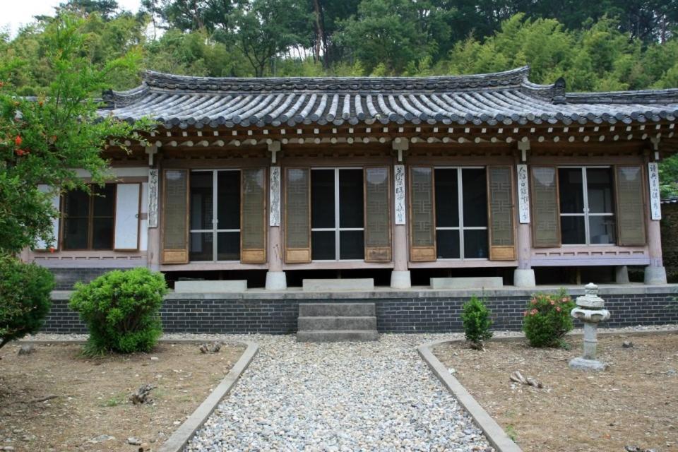 Hotel Goseong Choi Pilgan'S Old House Esterno foto